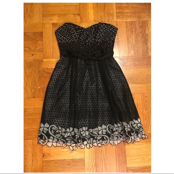 BCBG black eyelets with visible white underlay - Picture 1 of 6